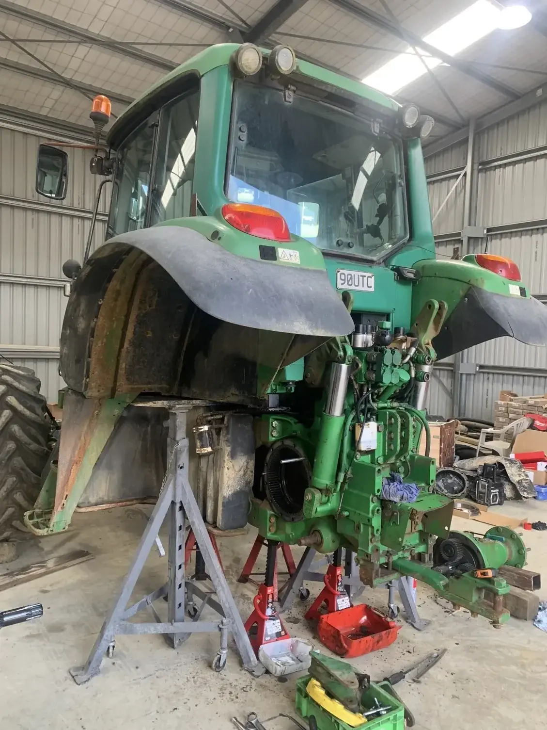 Heavy mechanical service on John Deere tractor
